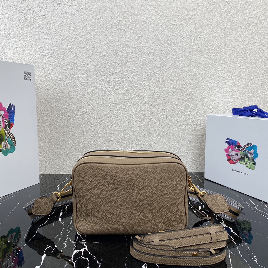 Pra*a medium leather bag