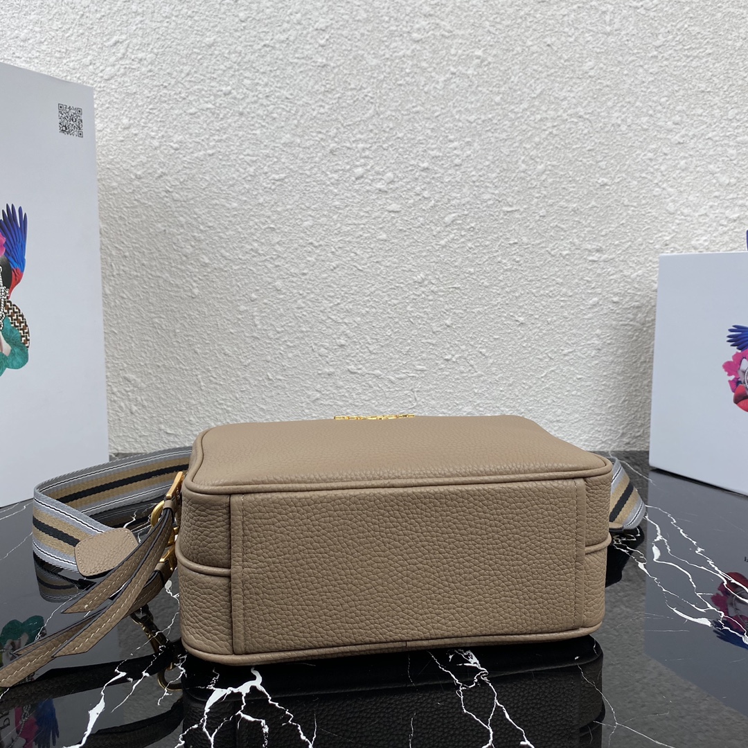 Pra*a medium leather bag