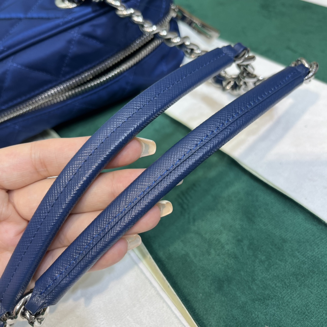 Pra*a vintage medium bag
