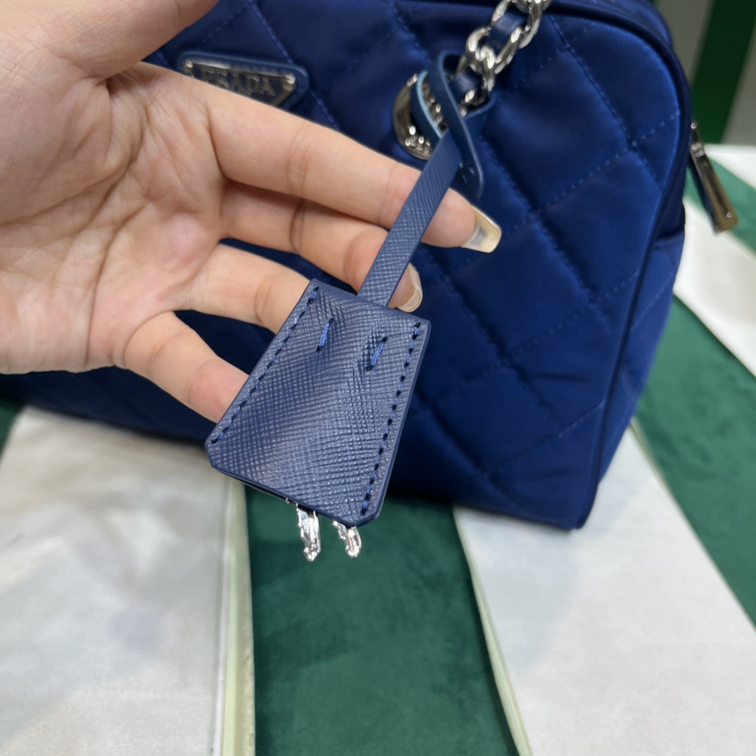Pra*a vintage medium bag