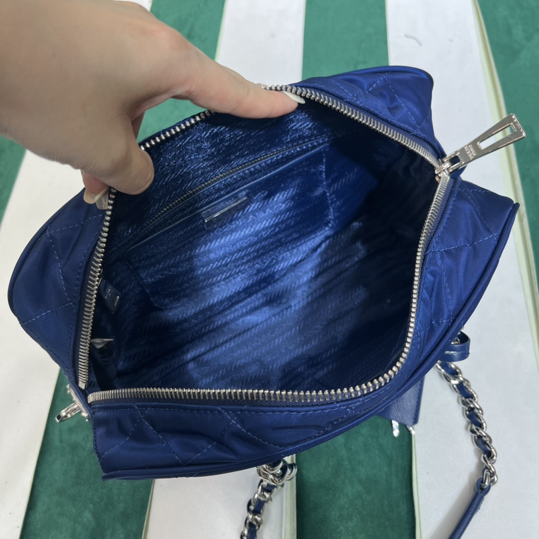 Pra*a vintage medium bag