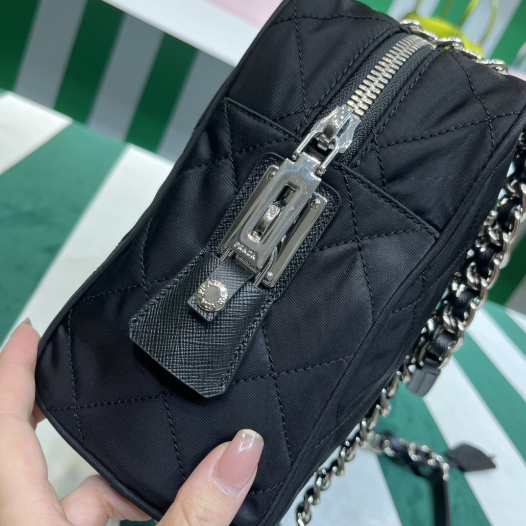 Pra*a vintage medium bag