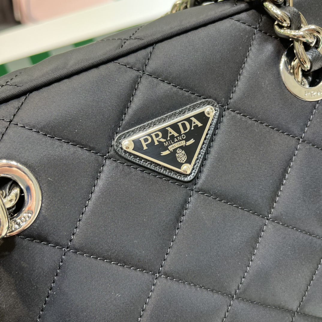 Pra*a vintage medium bag
