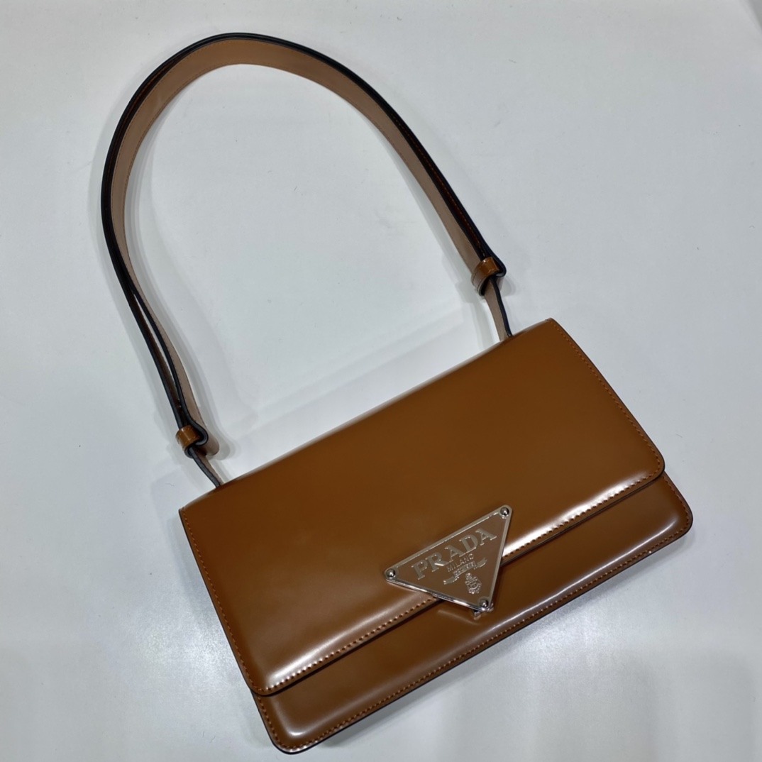 Pra*a emblème brushed-leather bag