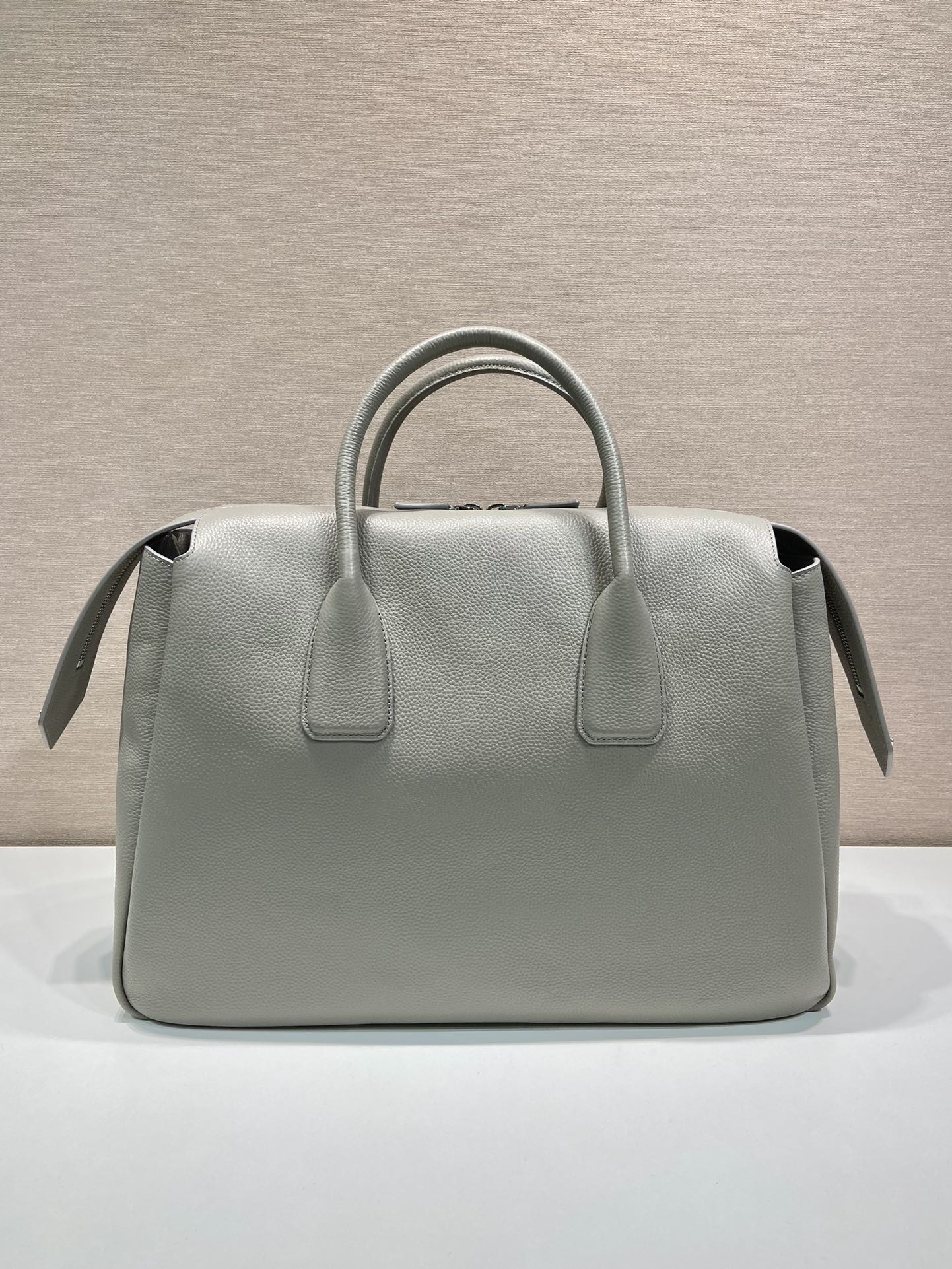 Pra*a leather travel bag