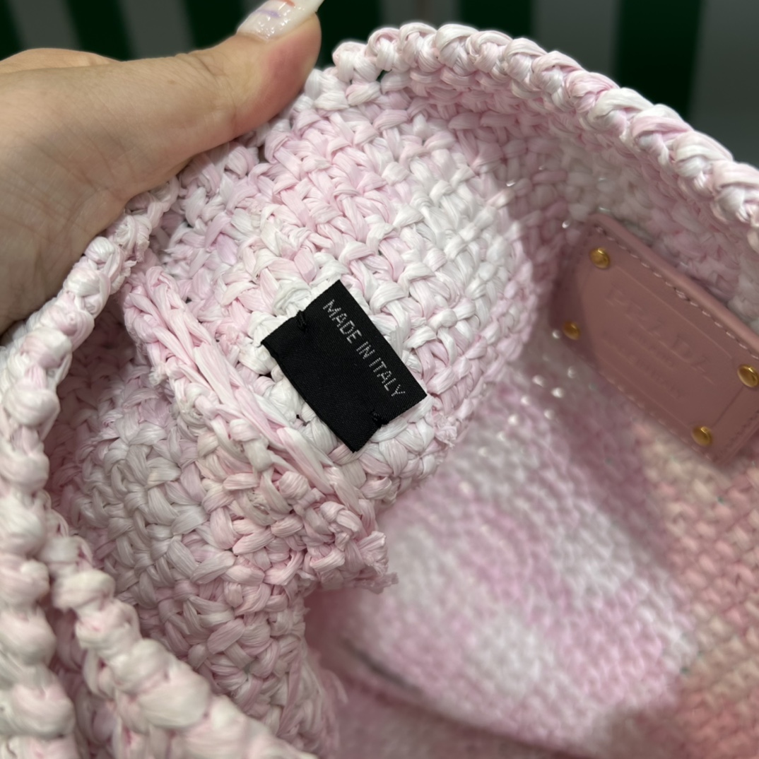 Pra*a crochet bag
