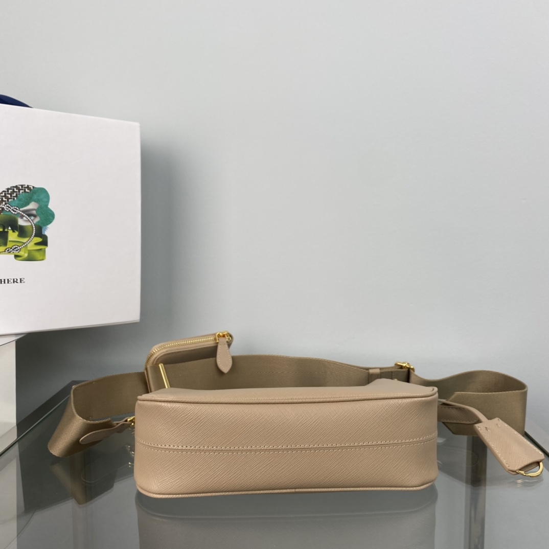 Pra*a re-edition 2005 saffiano leather bag