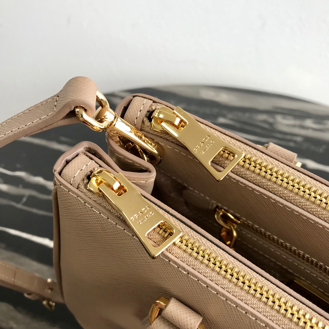 medium Pra*a galleria saffiano leather bag