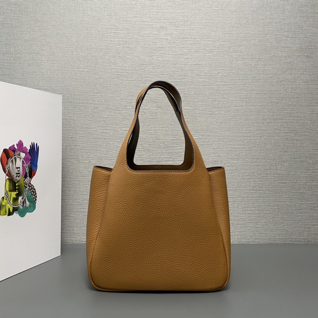 Pra*a medium leather tote