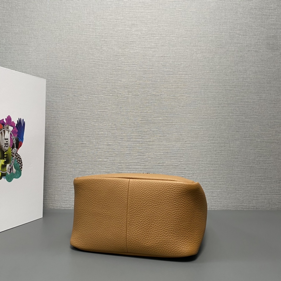 Pra*a medium leather tote