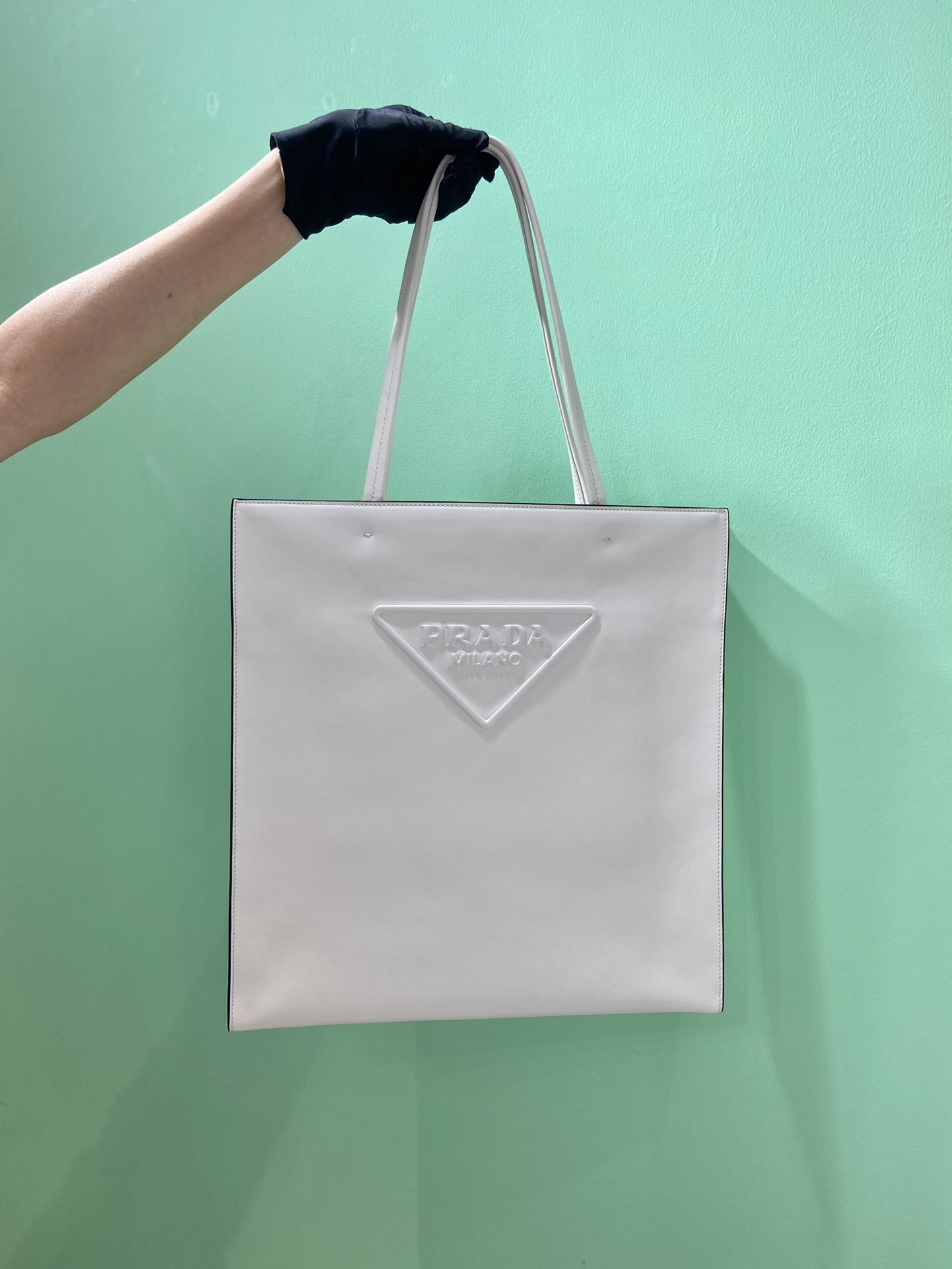 Pra*a leather tote bag