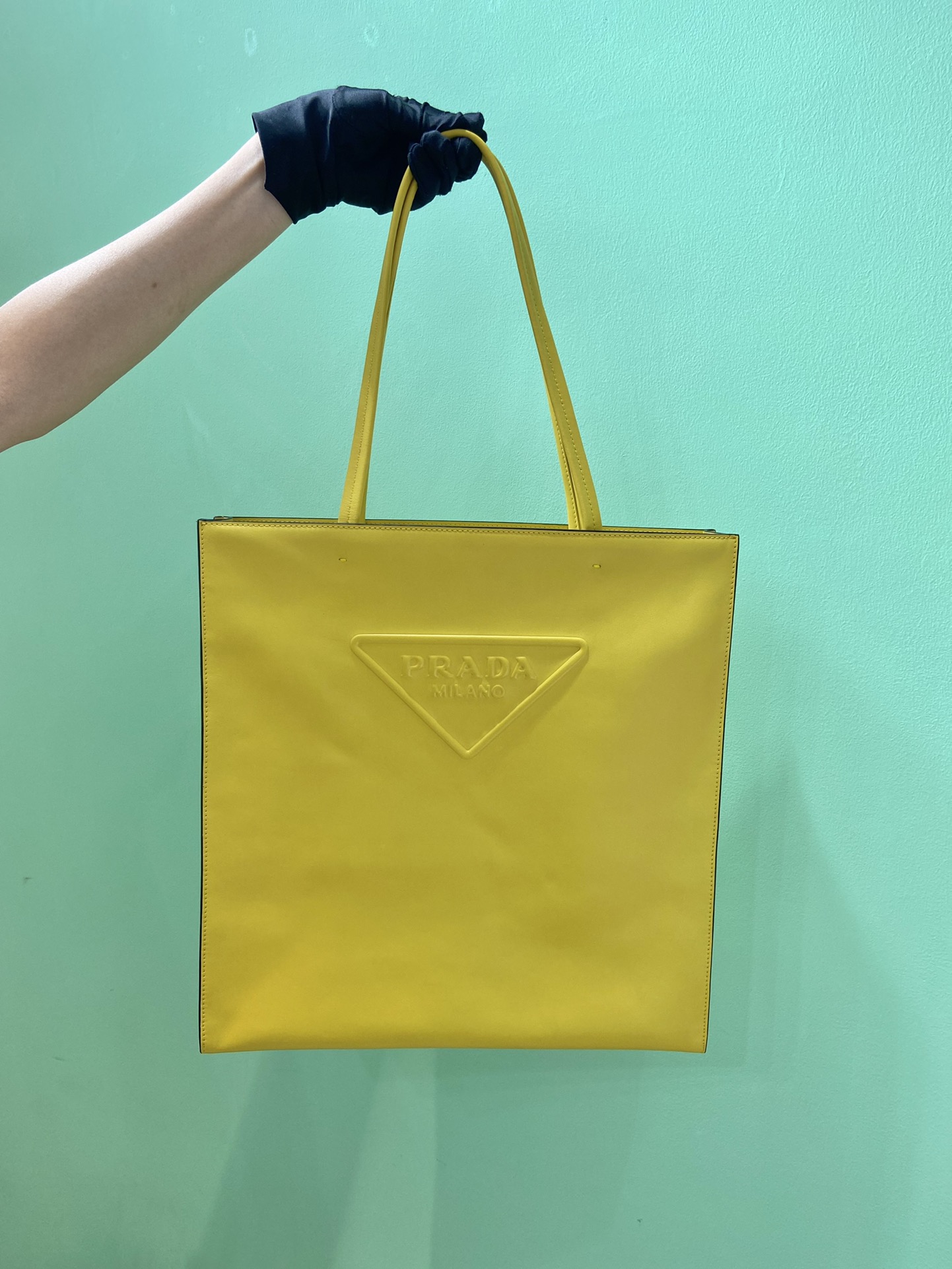 Pra*a leather tote bag