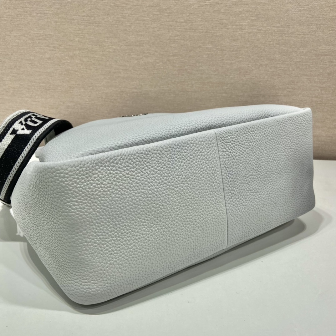 Pra*a large leather handbag