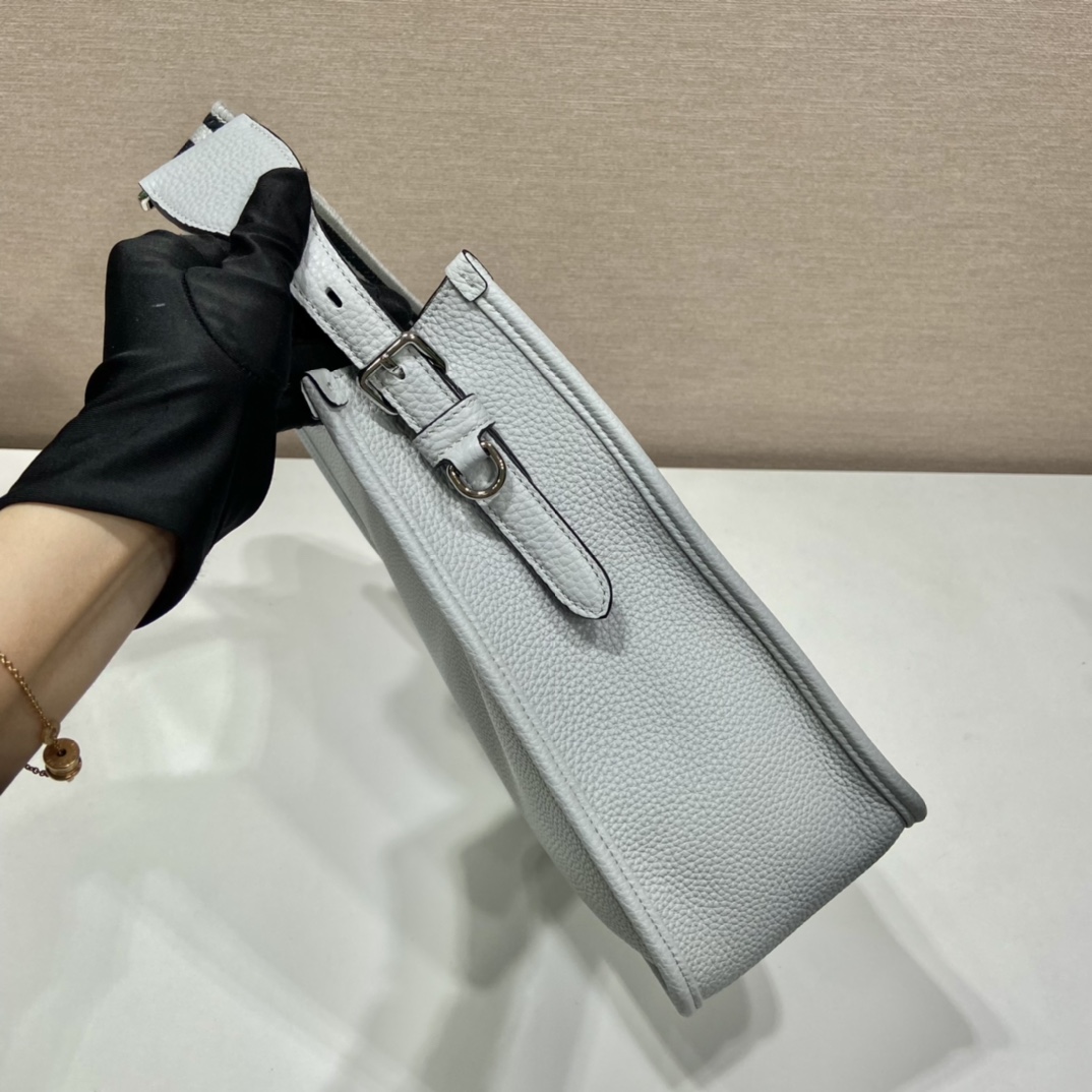 Pra*a leather hobo bag