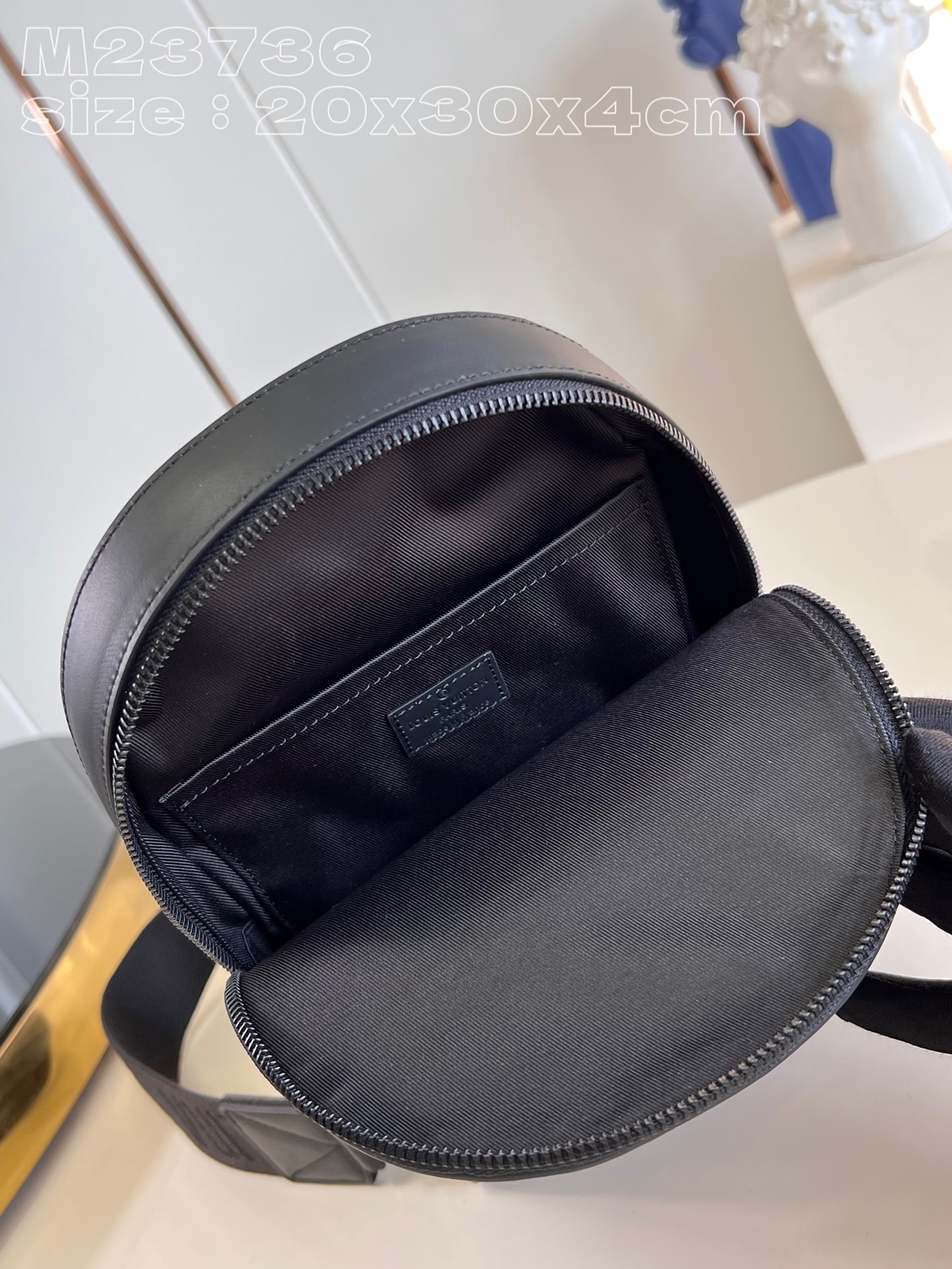 l**is V*t*n takeoff backpack
