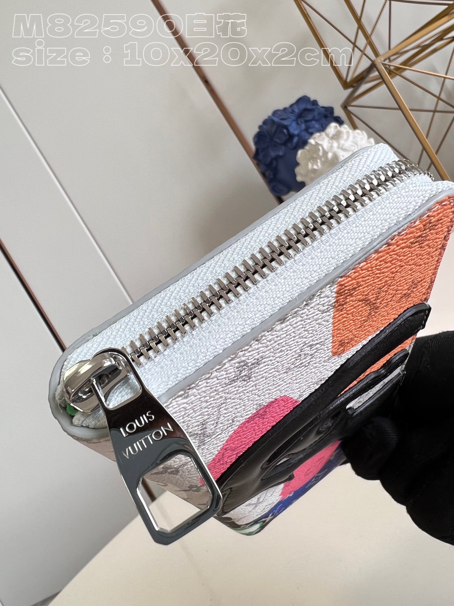 l**is V*t*n zippy vertical wallet