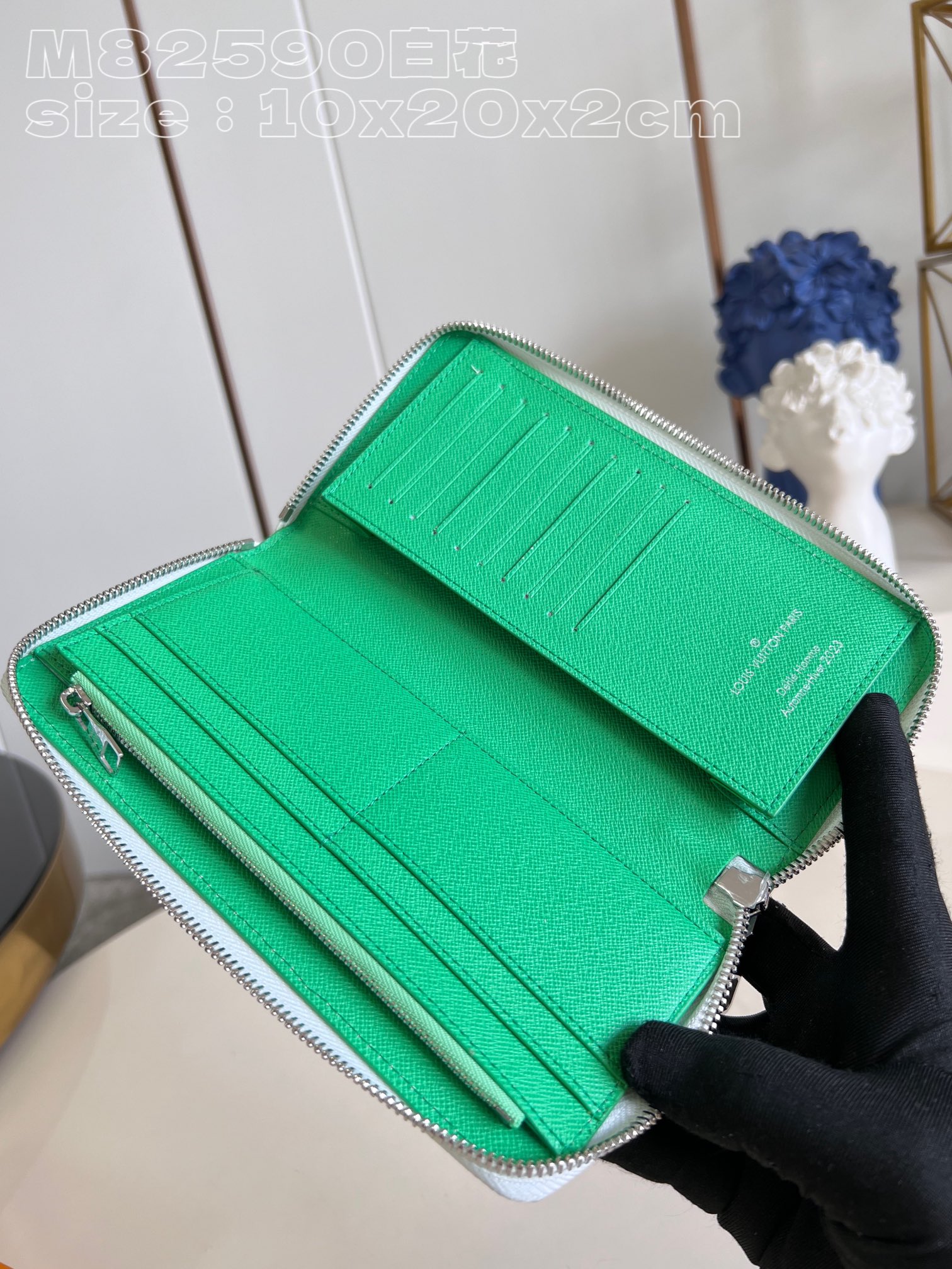 l**is V*t*n zippy vertical wallet