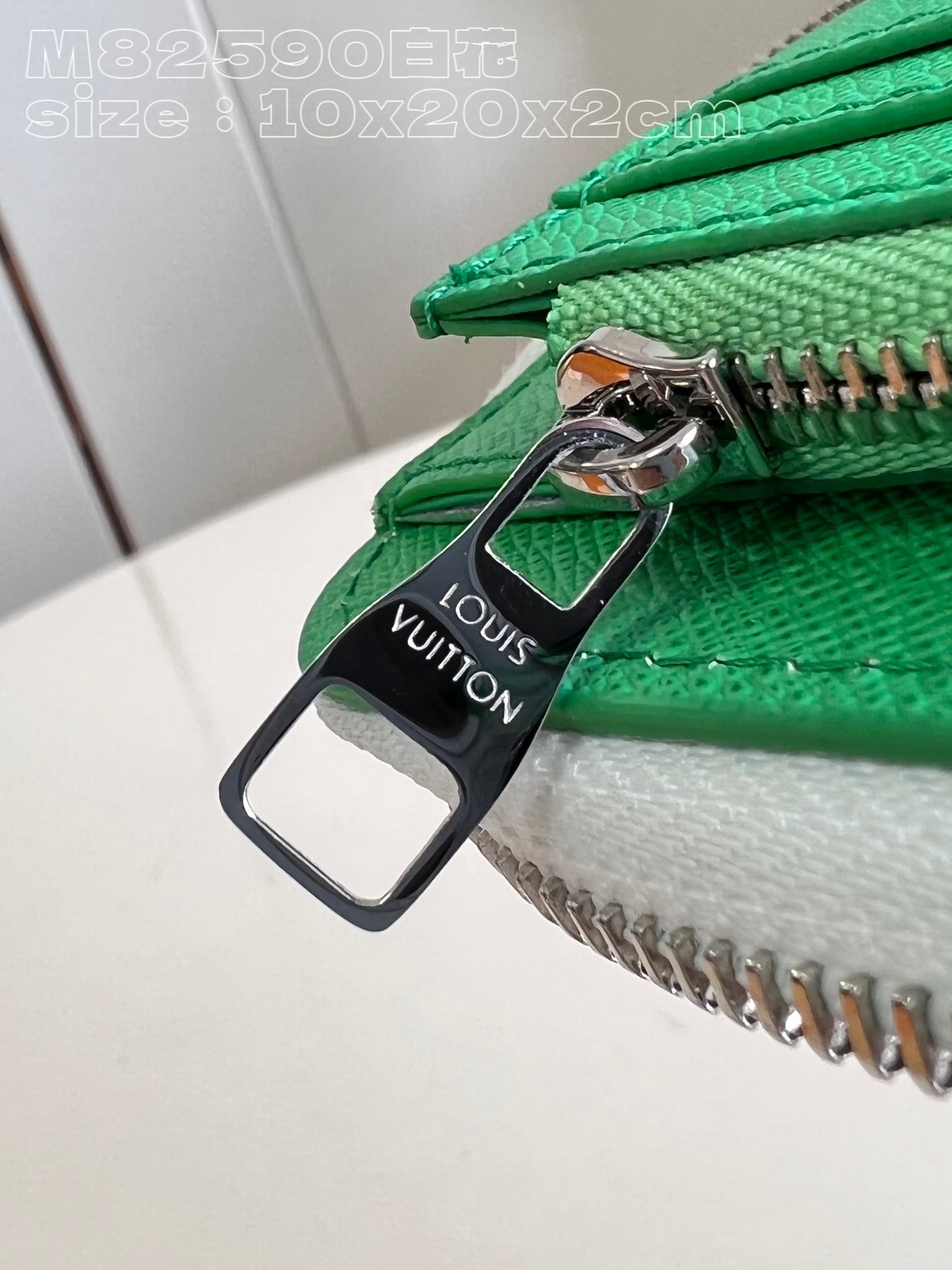 l**is V*t*n zippy vertical wallet