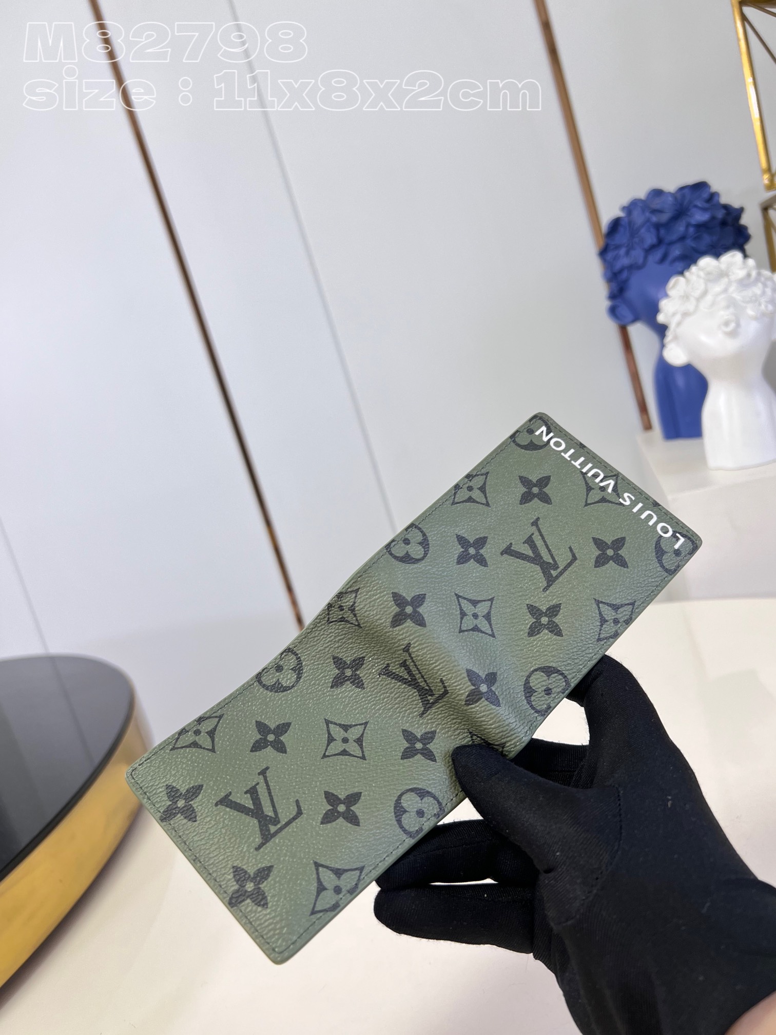 l**is V*t*n slender wallet