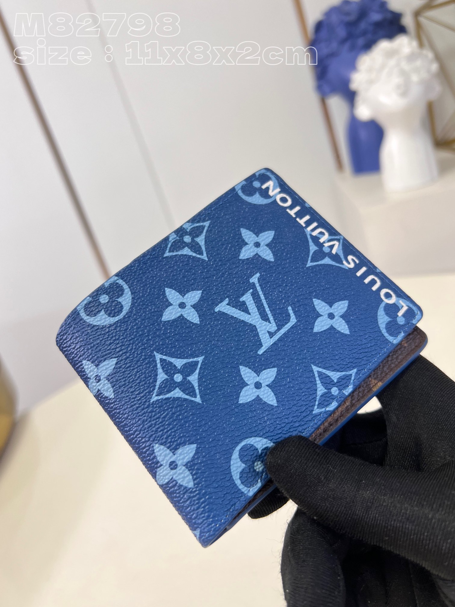 l**is V*t*n slender wallet