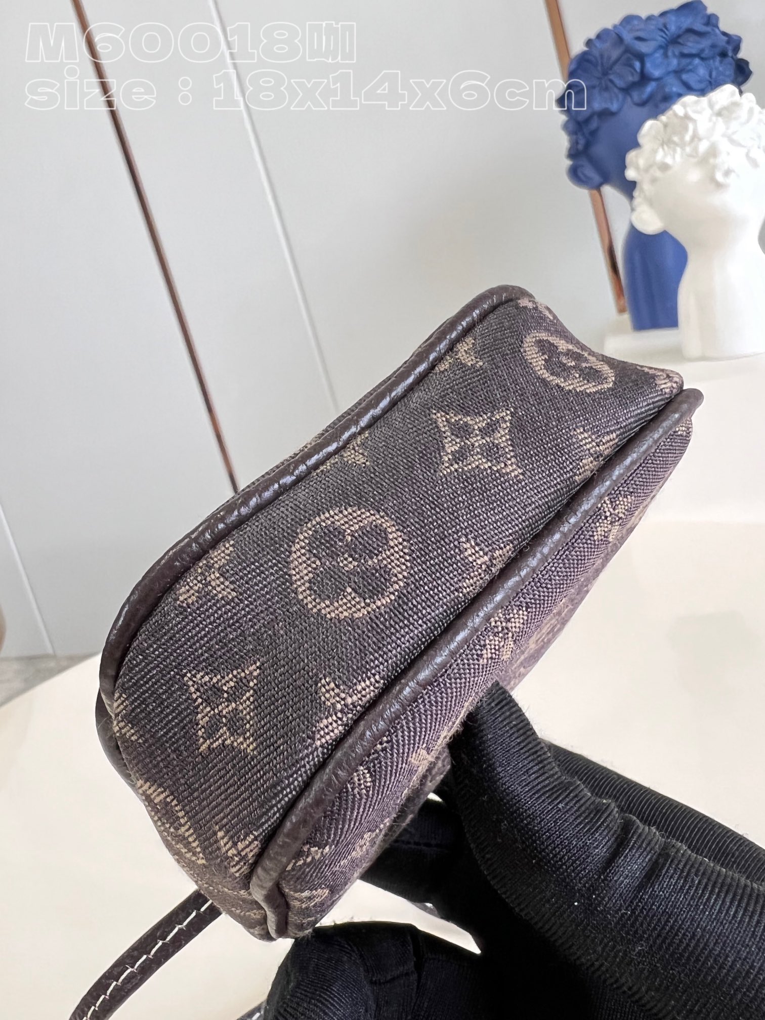 l**is V*t*n pochette cancun pouch