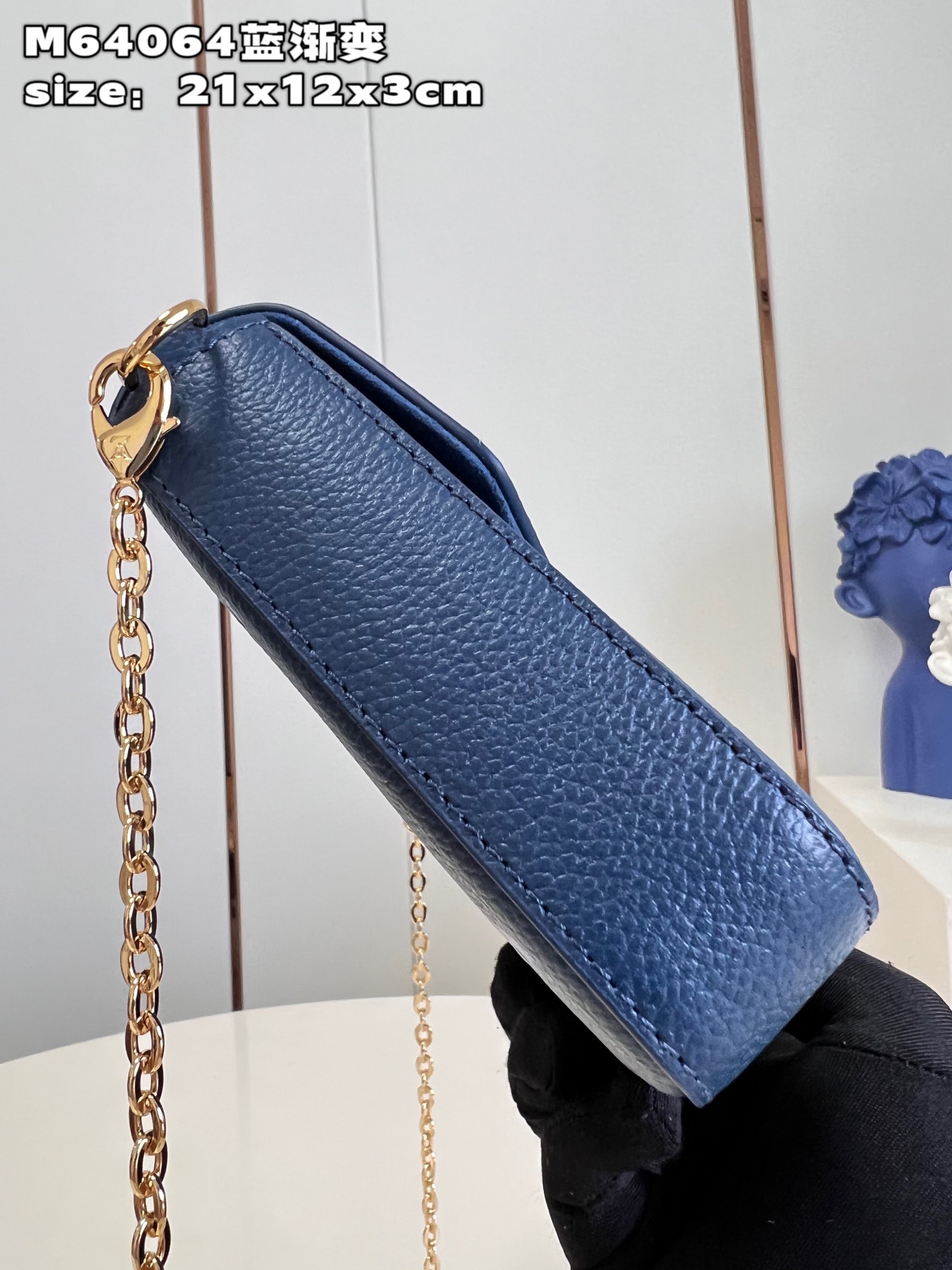 l**is V*t*n pochette félicie