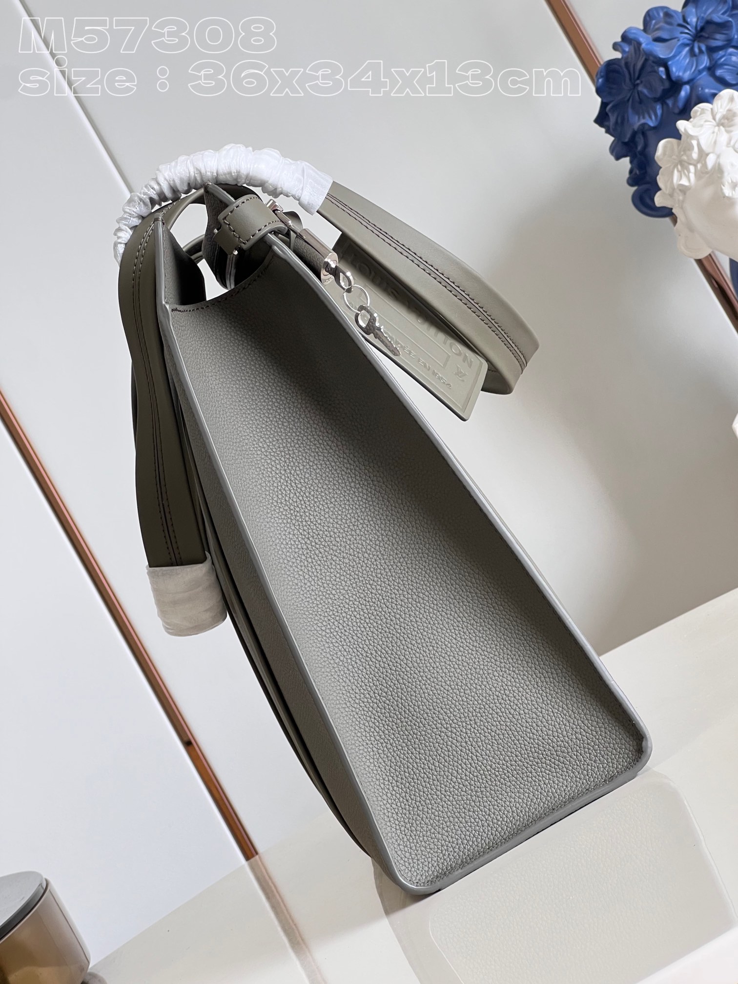 l**is V*t*n takeoff tote