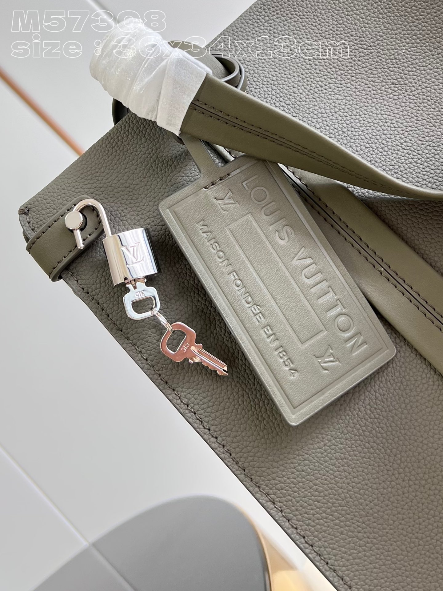 l**is V*t*n takeoff tote