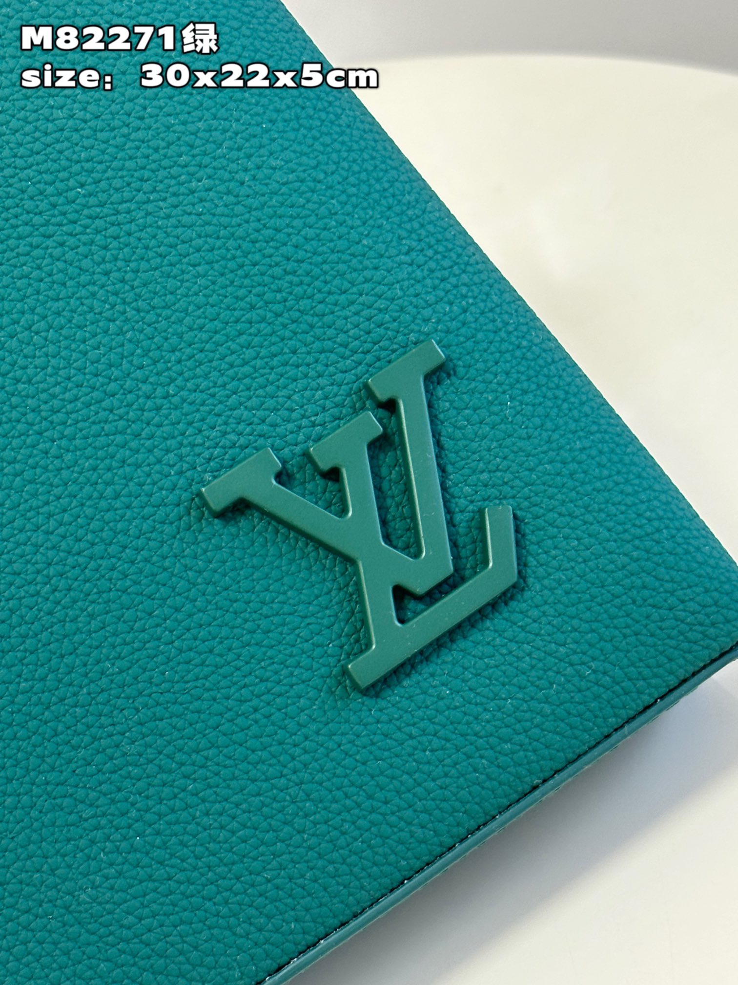 l**is V*t*n takeoff pouch