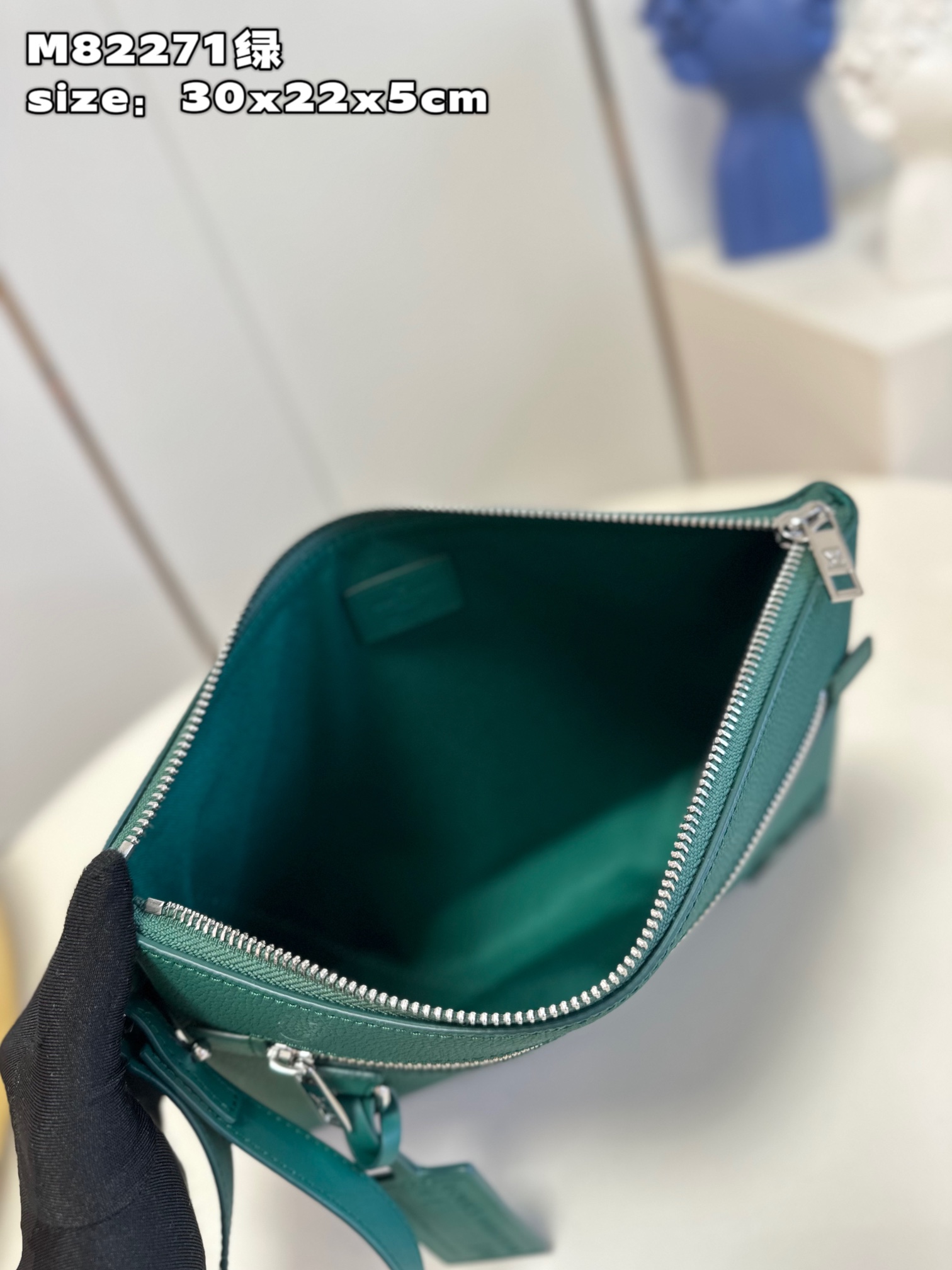 l**is V*t*n takeoff pouch