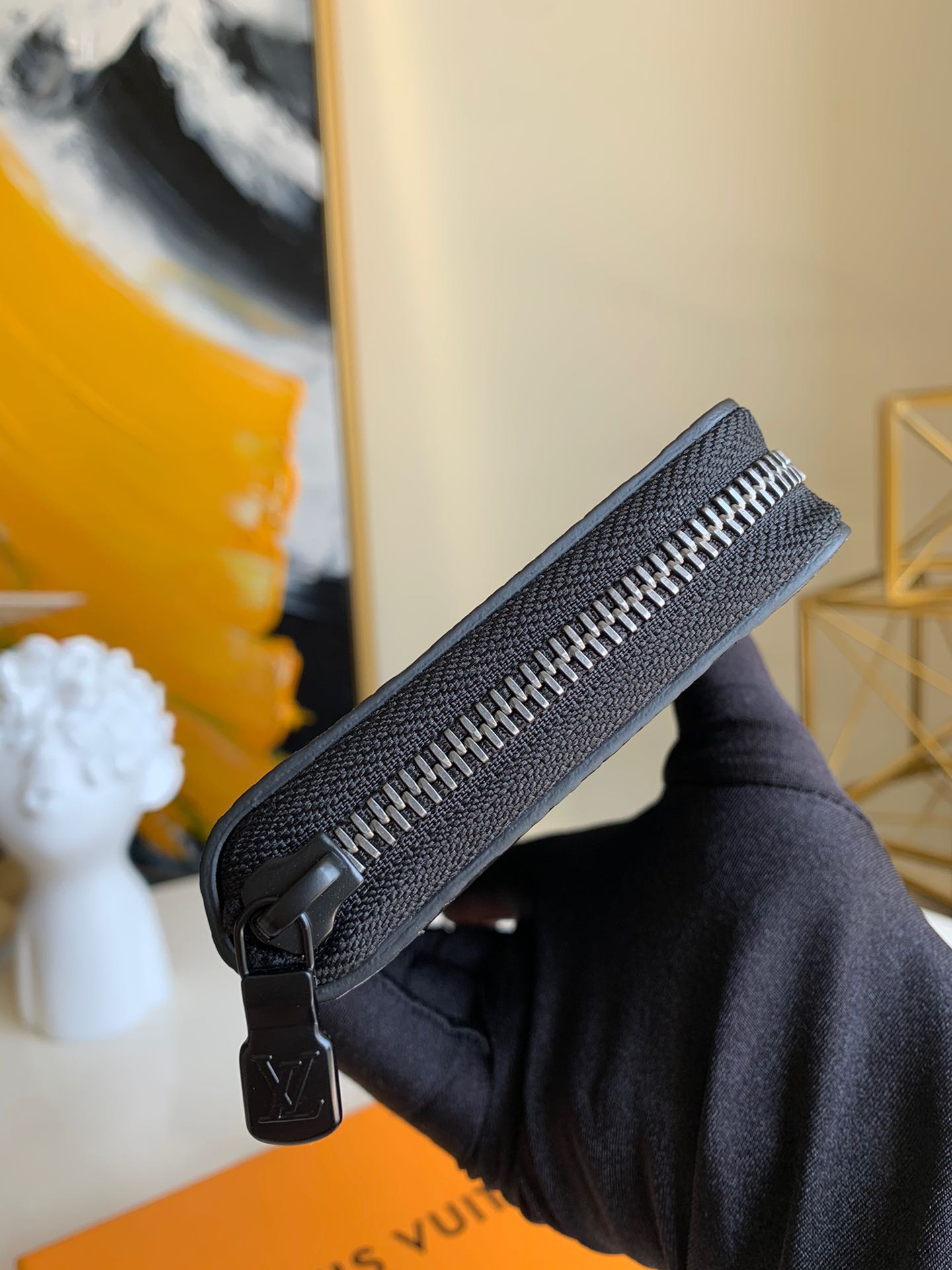 l**is V*t*n zippy vertical wallet