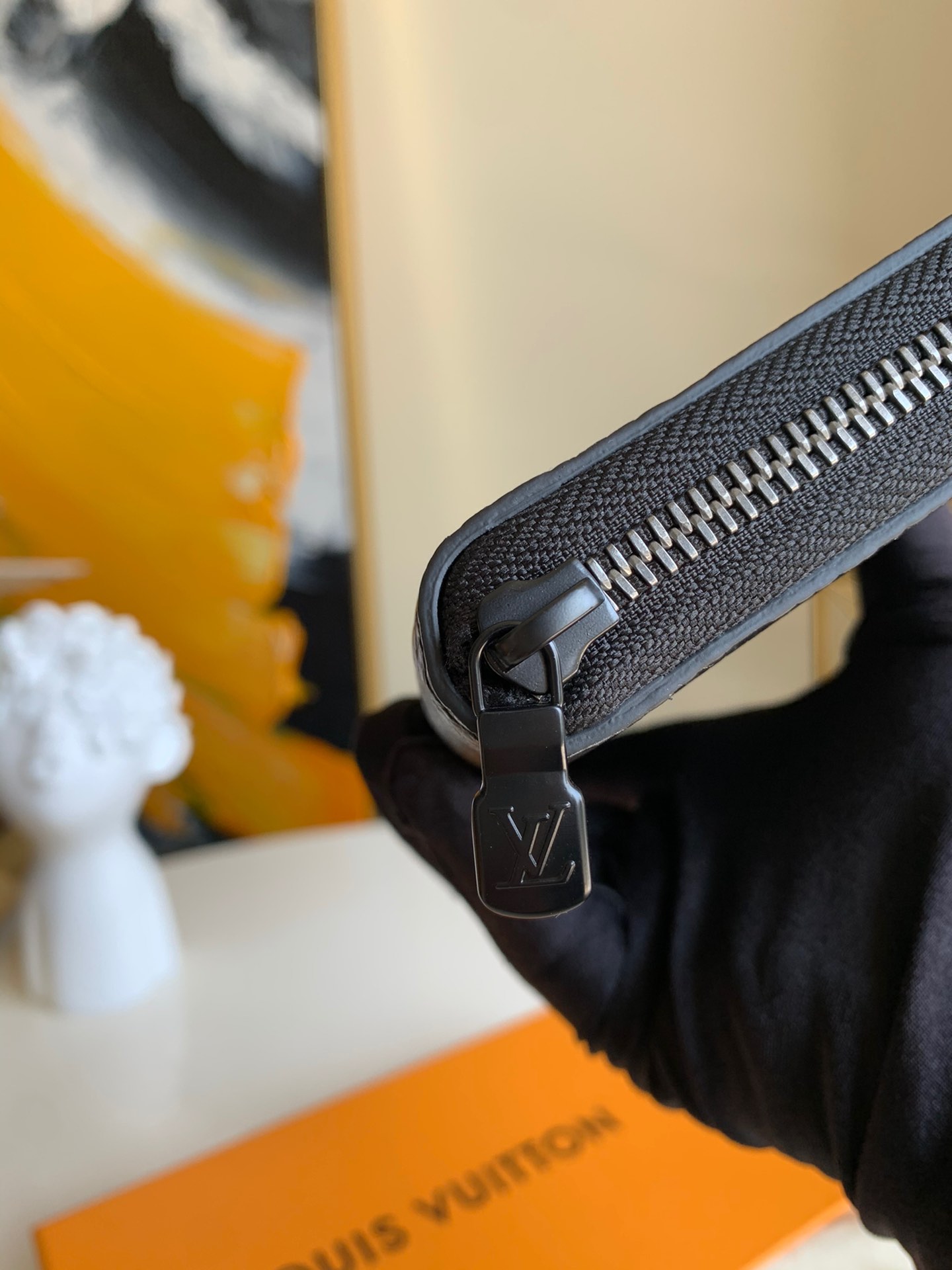 l**is V*t*n zippy vertical wallet