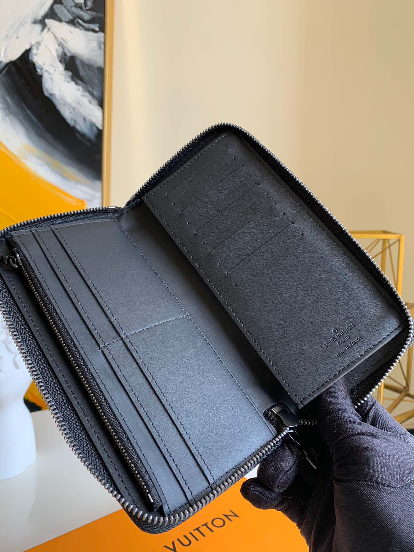 l**is V*t*n zippy vertical wallet
