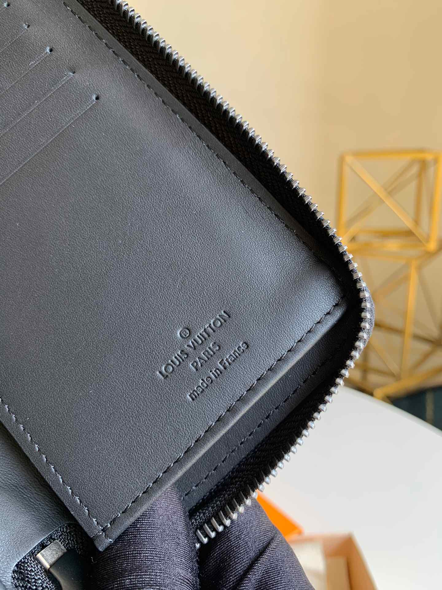 l**is V*t*n zippy vertical wallet