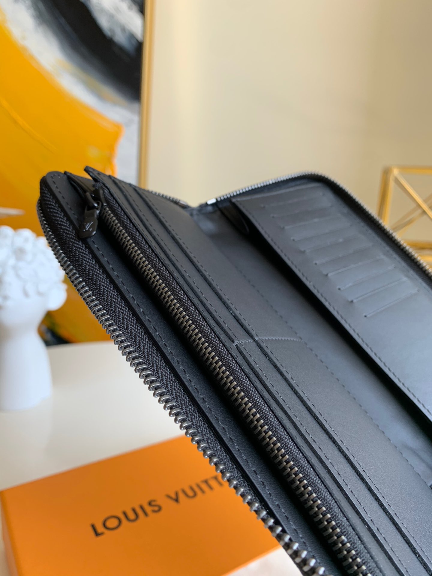l**is V*t*n zippy vertical wallet