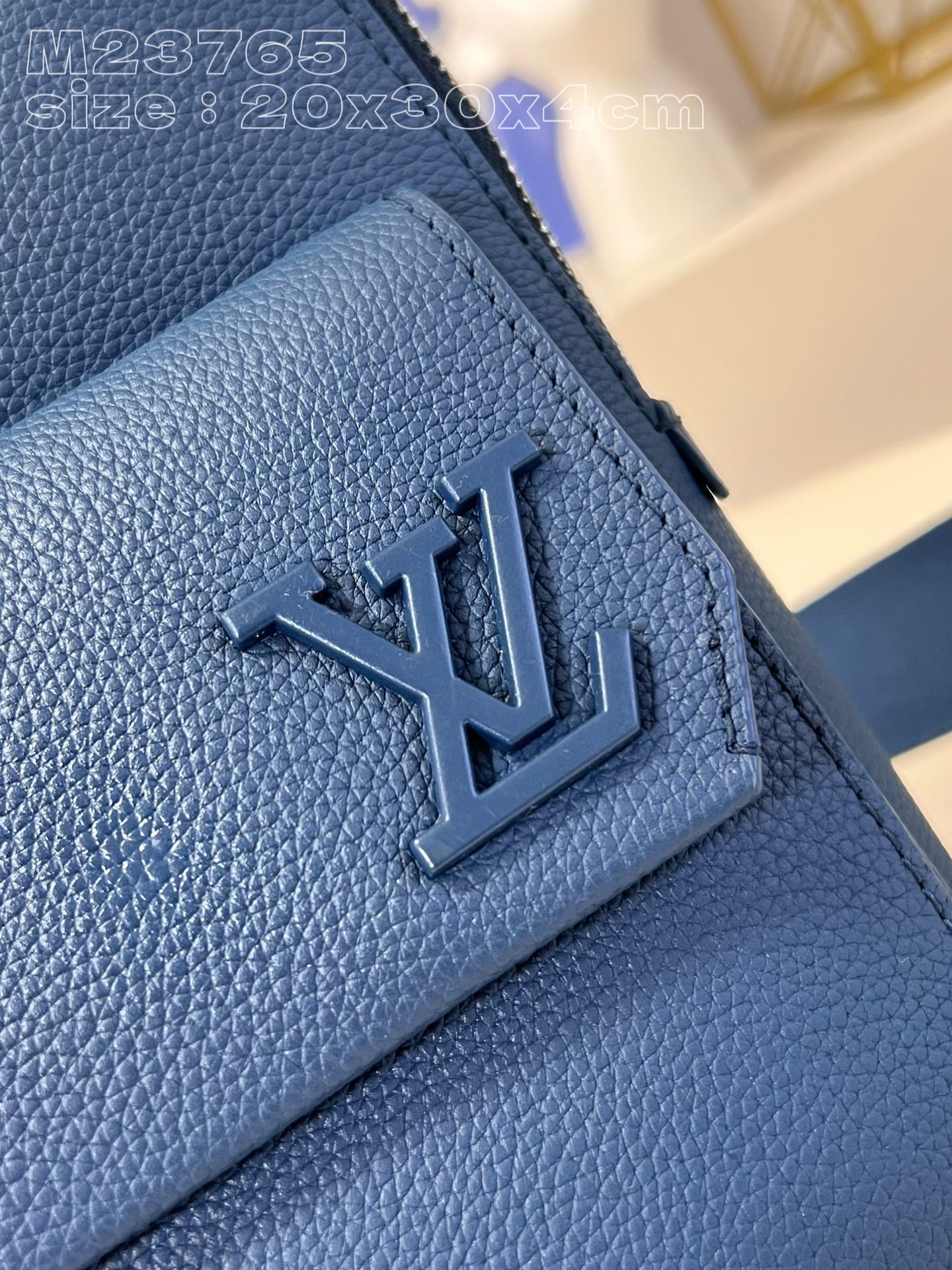 l**is V*t*n pilot slingbag