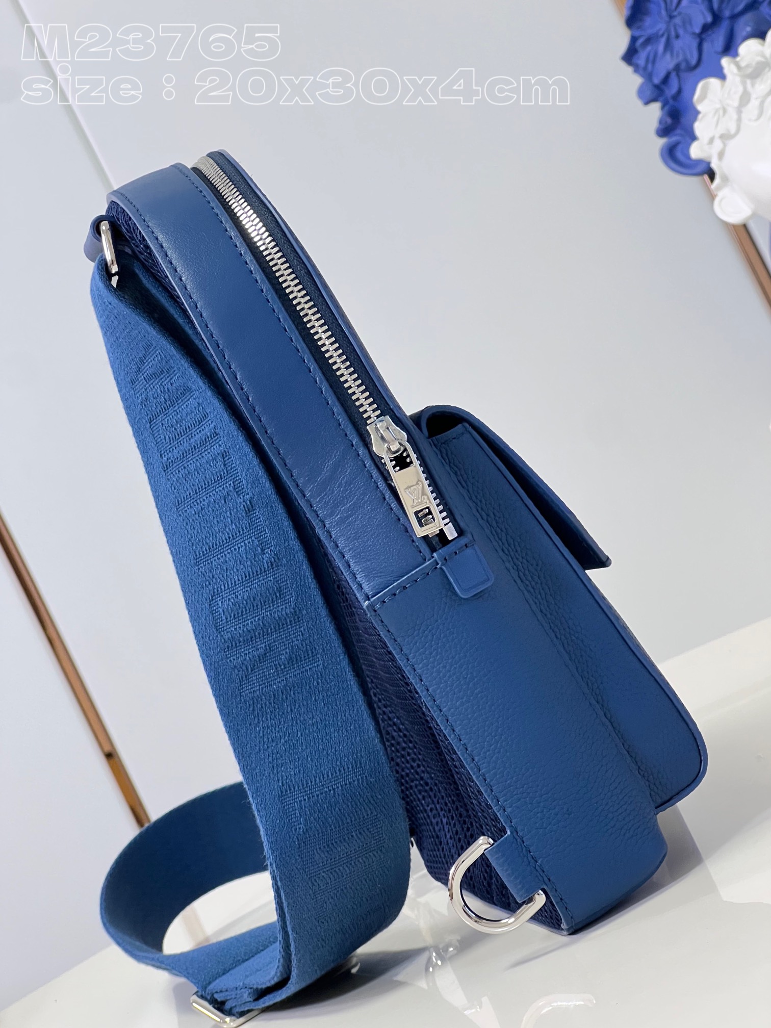 l**is V*t*n pilot slingbag