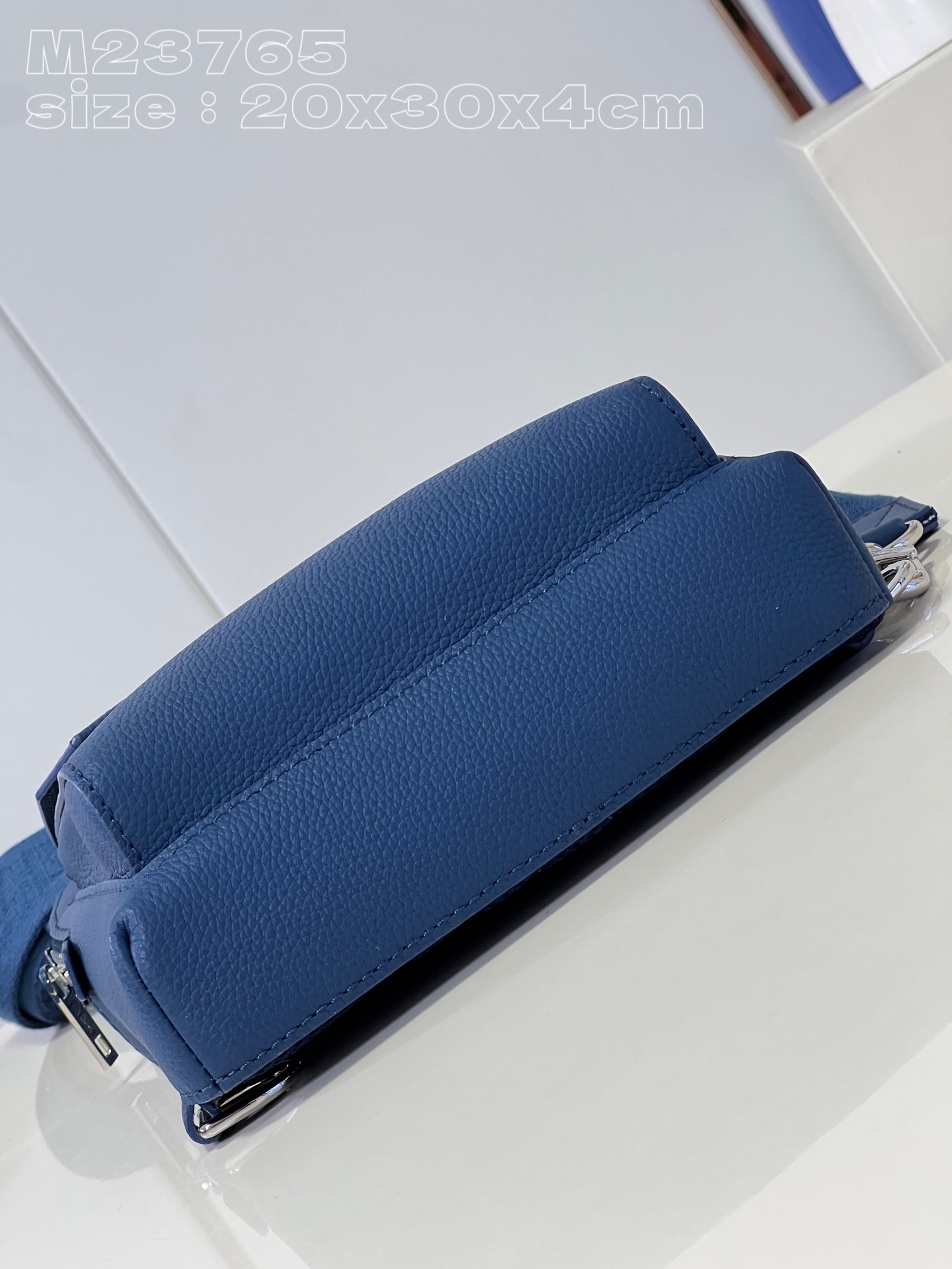 l**is V*t*n pilot slingbag