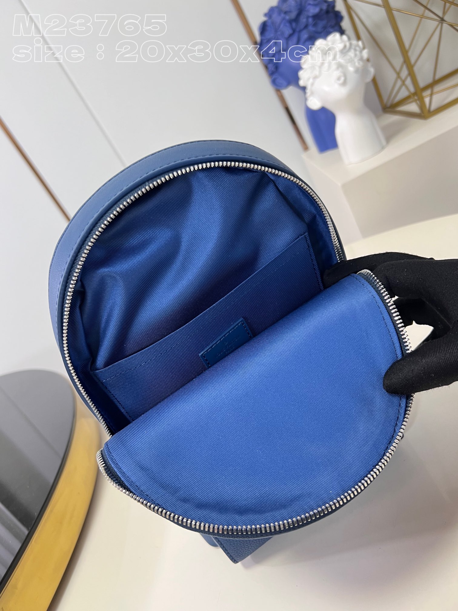 l**is V*t*n pilot slingbag