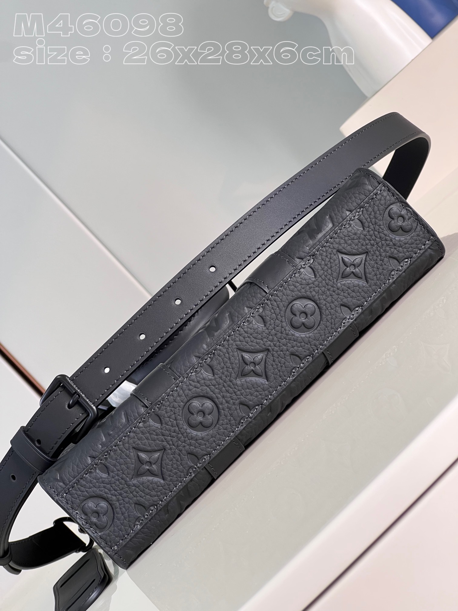 l**is V*t*n sac plat cross handbag