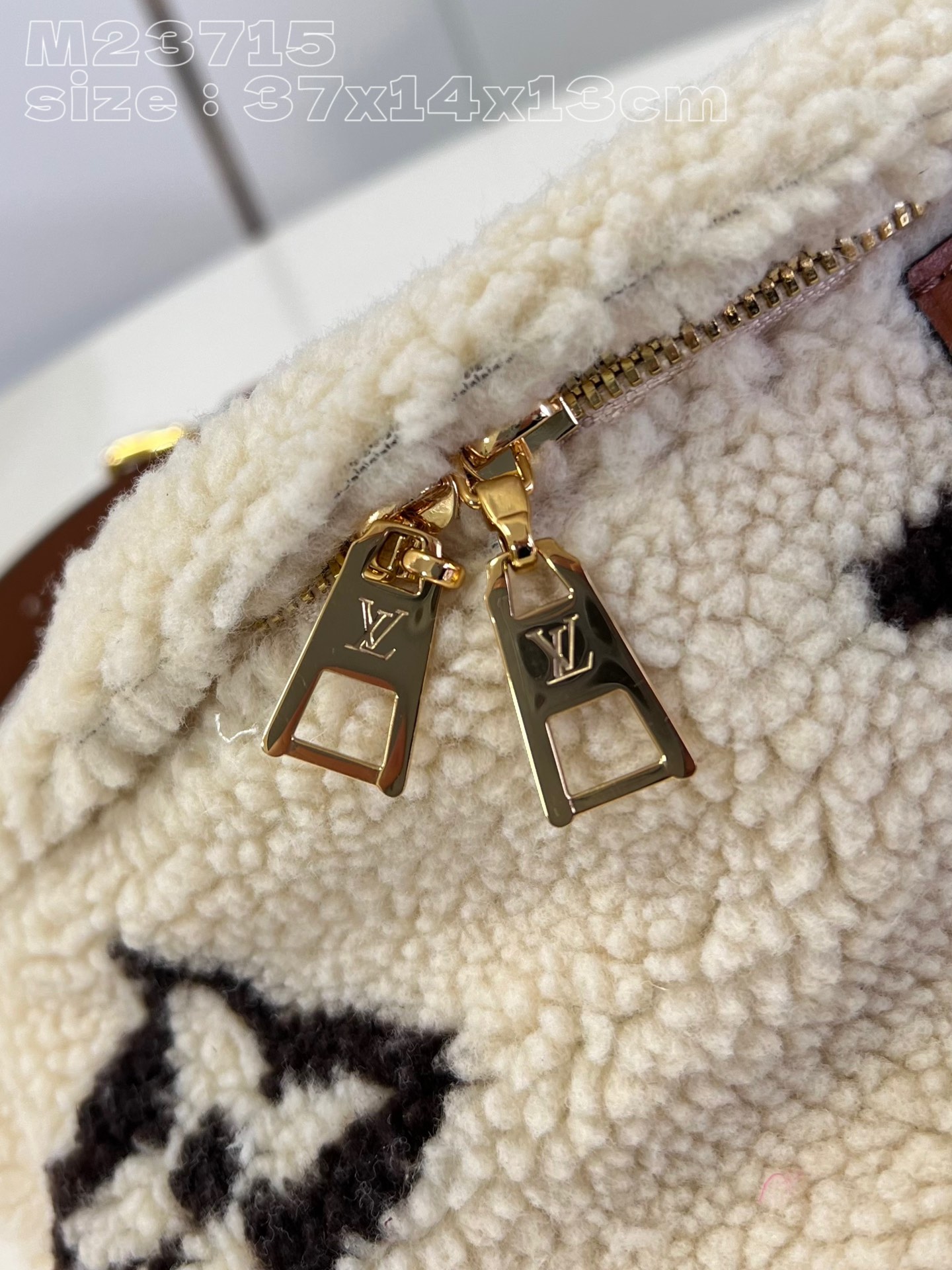 l**is V*t*n bumbag medium