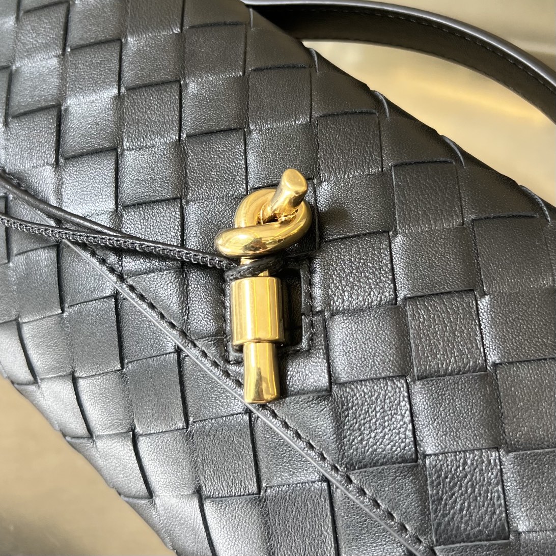 bo*te*ga Ve*ne*ta long clutch andiamo with handle