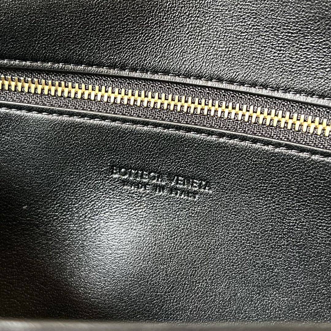 bo*te*ga Ve*ne*ta long clutch andiamo with handle