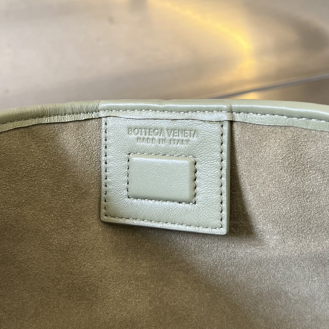 bo*te*ga Ve*ne*ta sardine hobo