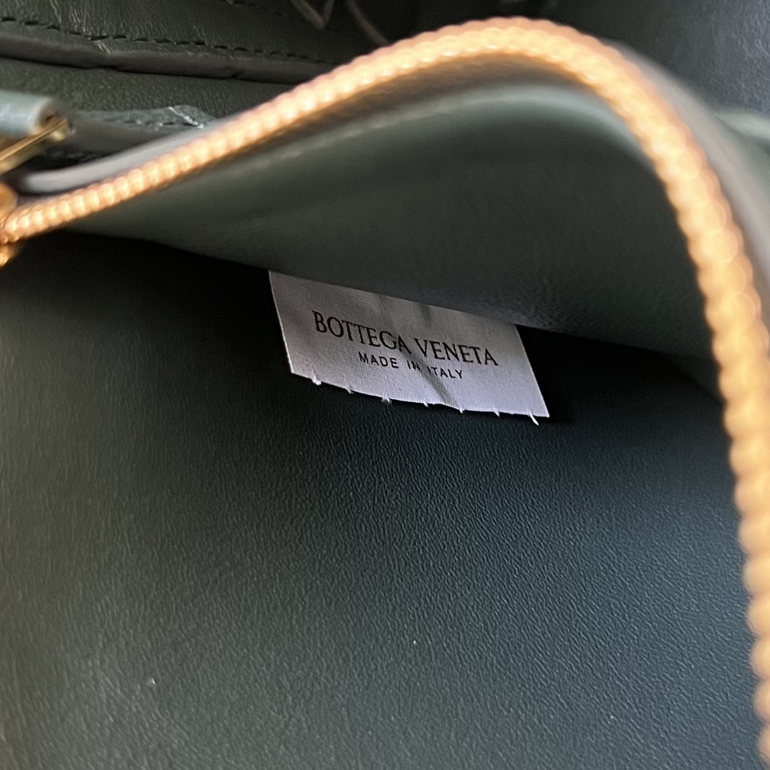 bo*te*ga Ve*ne*ta small east/west andiamo