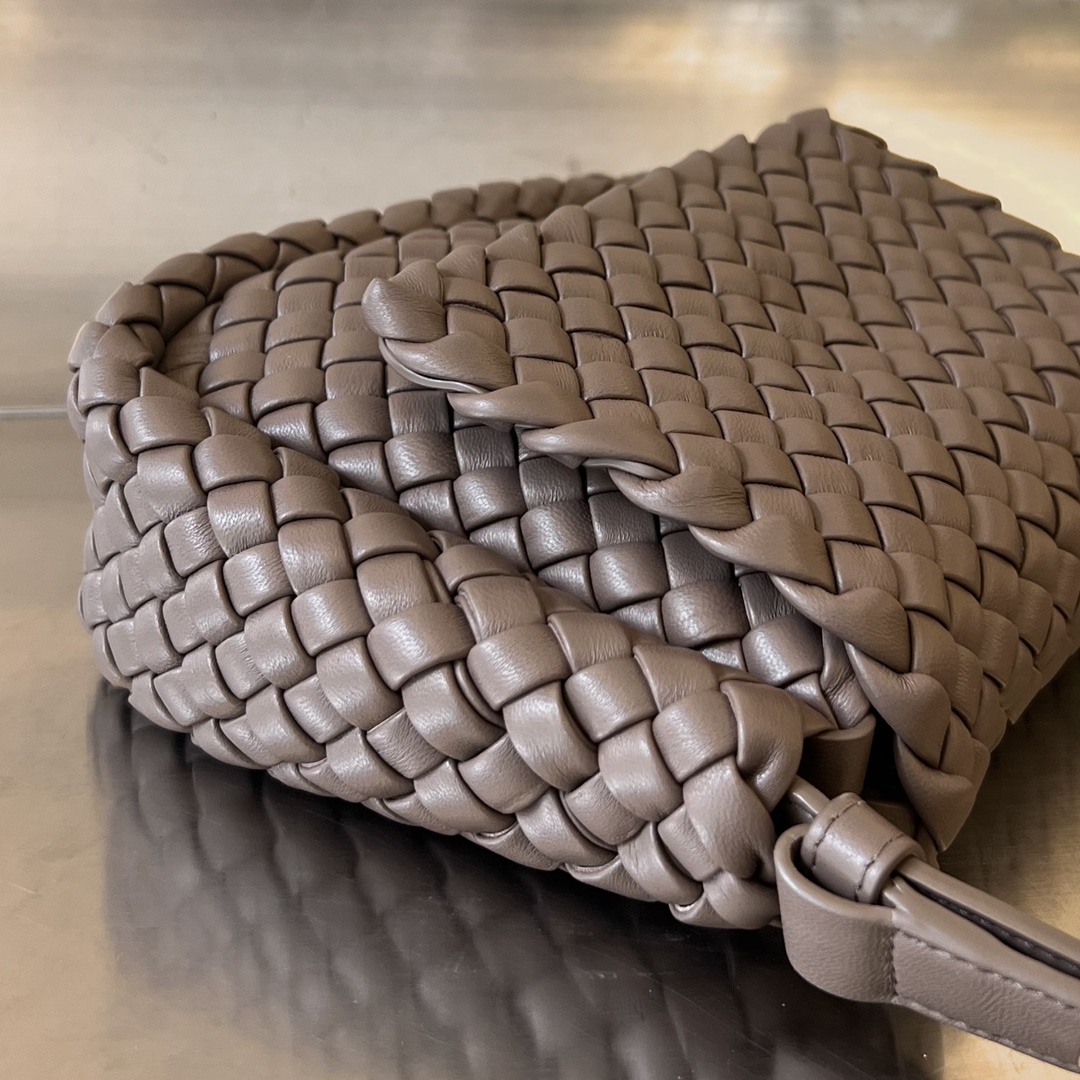 bo*te*ga Ve*ne*ta mini cobble shoulder bag