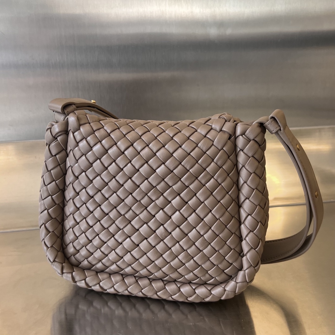 bo*te*ga Ve*ne*ta mini cobble shoulder bag