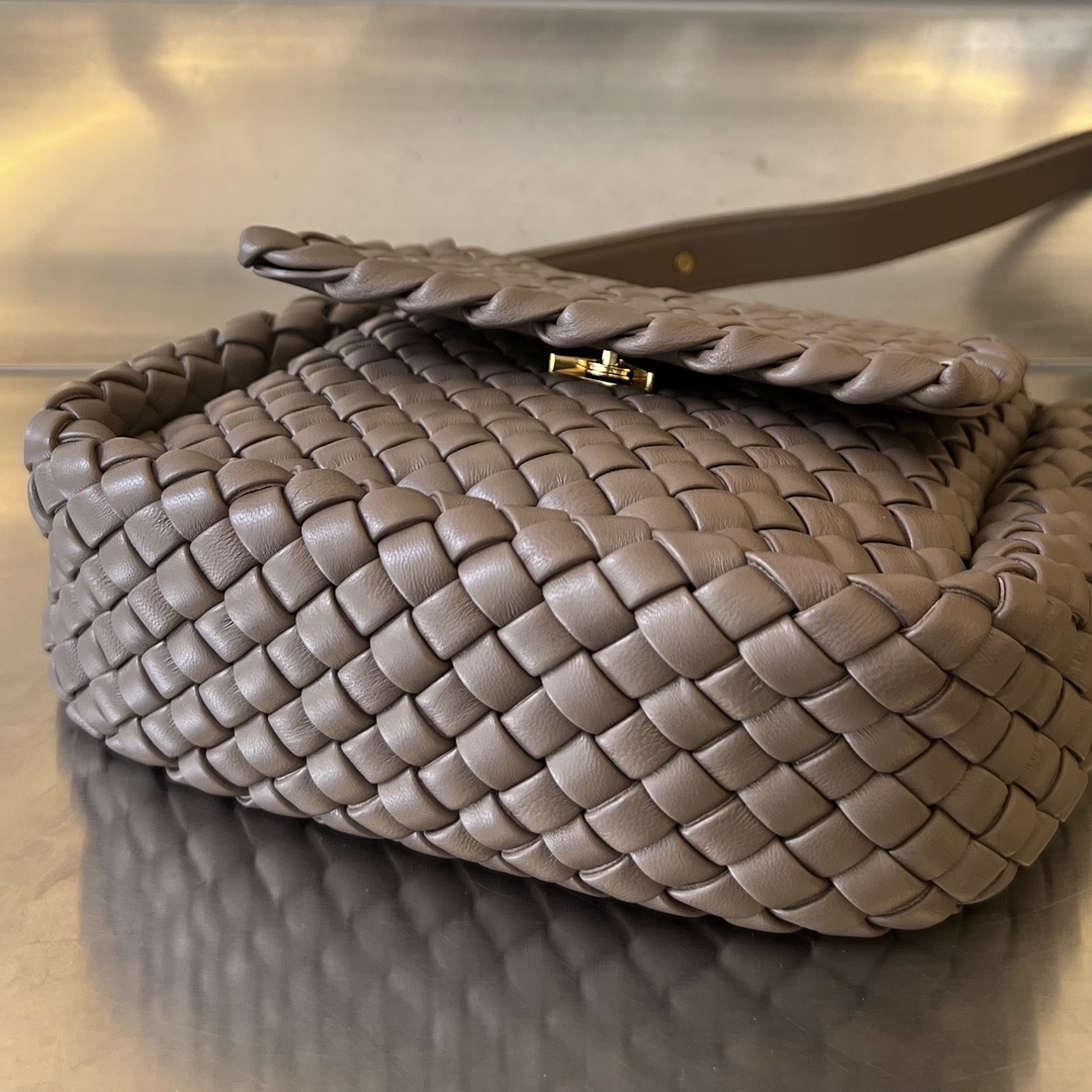 bo*te*ga Ve*ne*ta mini cobble shoulder bag