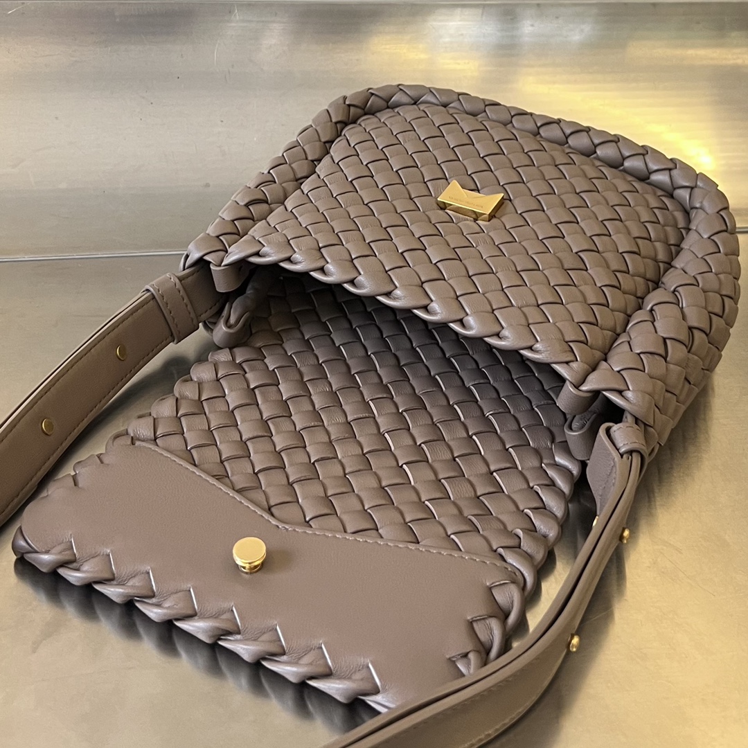 bo*te*ga Ve*ne*ta mini cobble shoulder bag