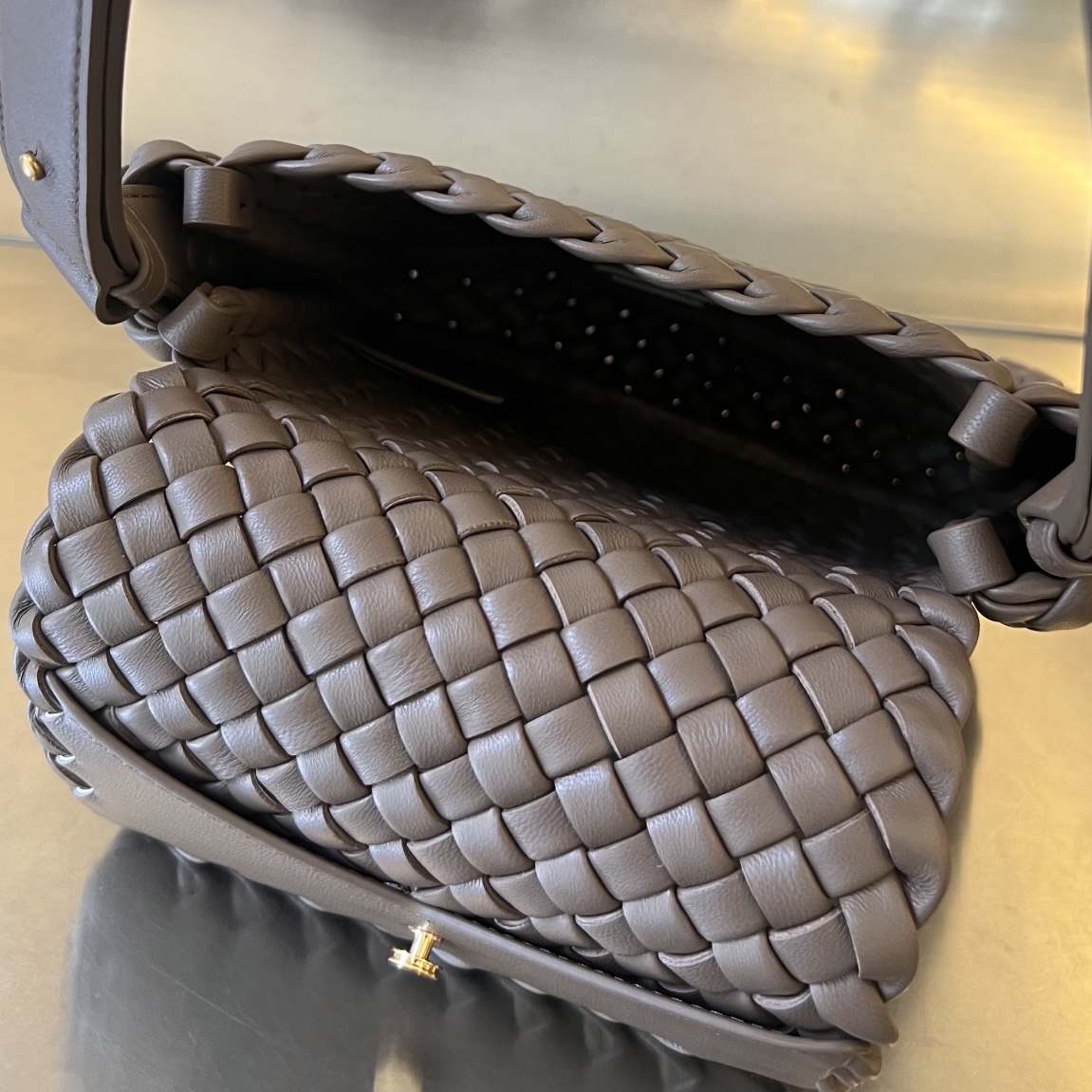 bo*te*ga Ve*ne*ta mini cobble shoulder bag